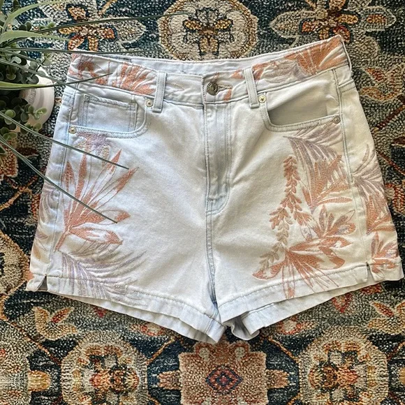 American Eagle Outfitters Embroidered High Rise โMomโJean Shorts - Picture 1 of 8